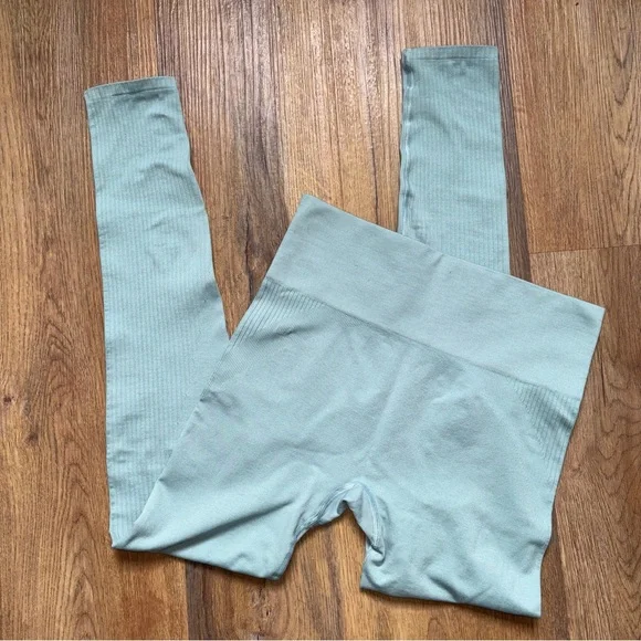 Hollister Gilly Hicks Go Boost Bottoms Leggings, Seafoam Green, Sz S NWT (7) - Picture 1 of 6